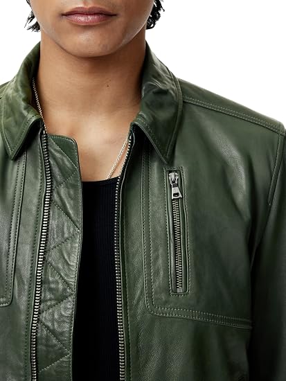 John Varvatos Kai 苔藓色夹克领口和拉链胸袋细节